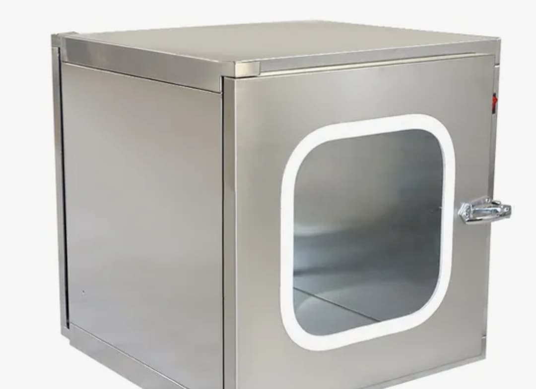 Sas de transfert en acier inoxydable avec une fenêtre carrée et un loquet de fermeture.