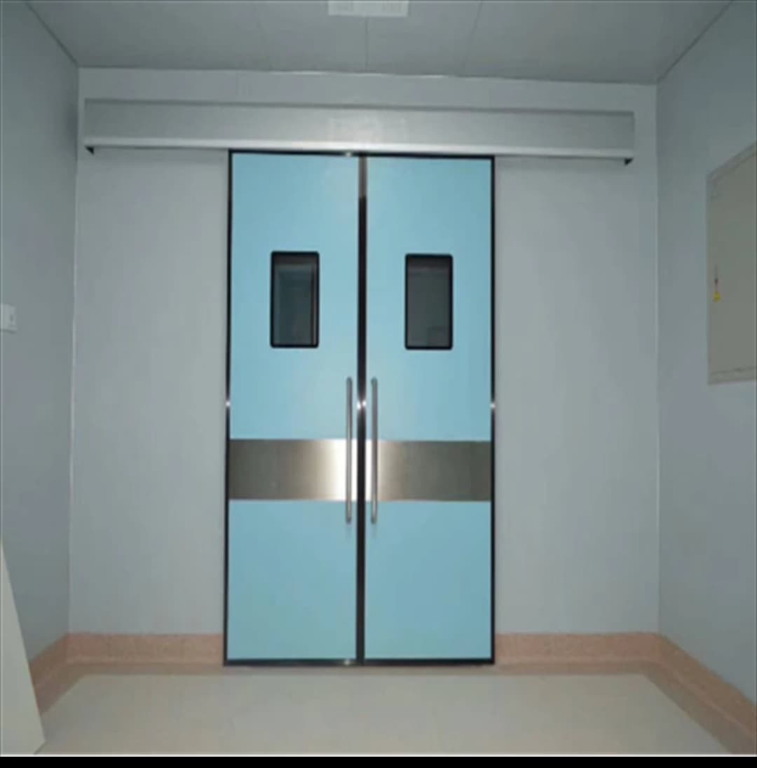 Portes coulissantes doubles bleu clair avec hublots et poignées métalliques dans un environnement médical.