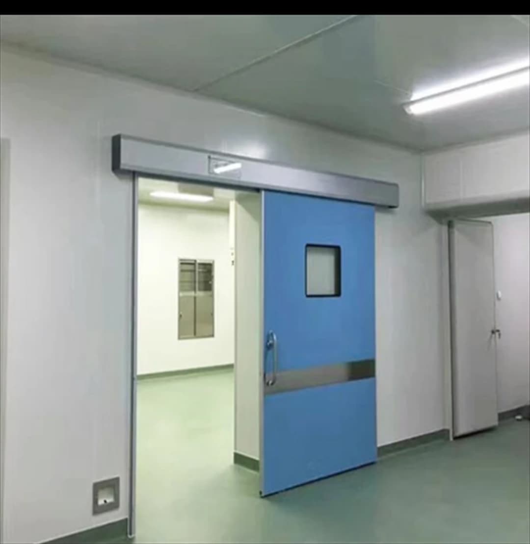 Porte coulissante bleue avec fenêtre dans un environnement de laboratoire ou d'hôpital propre et stérile.