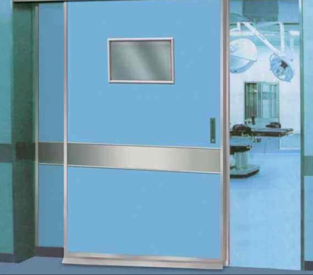 Porte médicale coulissante bleu clair avec fenêtre d'observation et bande de protection métallique.