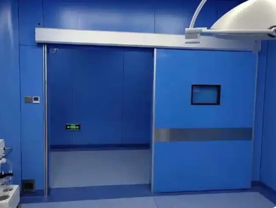 Porte coulissante bleue pour bloc opératoire stérile avec un petit hublot de vision rectangulaire.